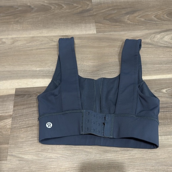 Lululemon Women's Blue Sports Bra size 2 - Picture 3 of 7